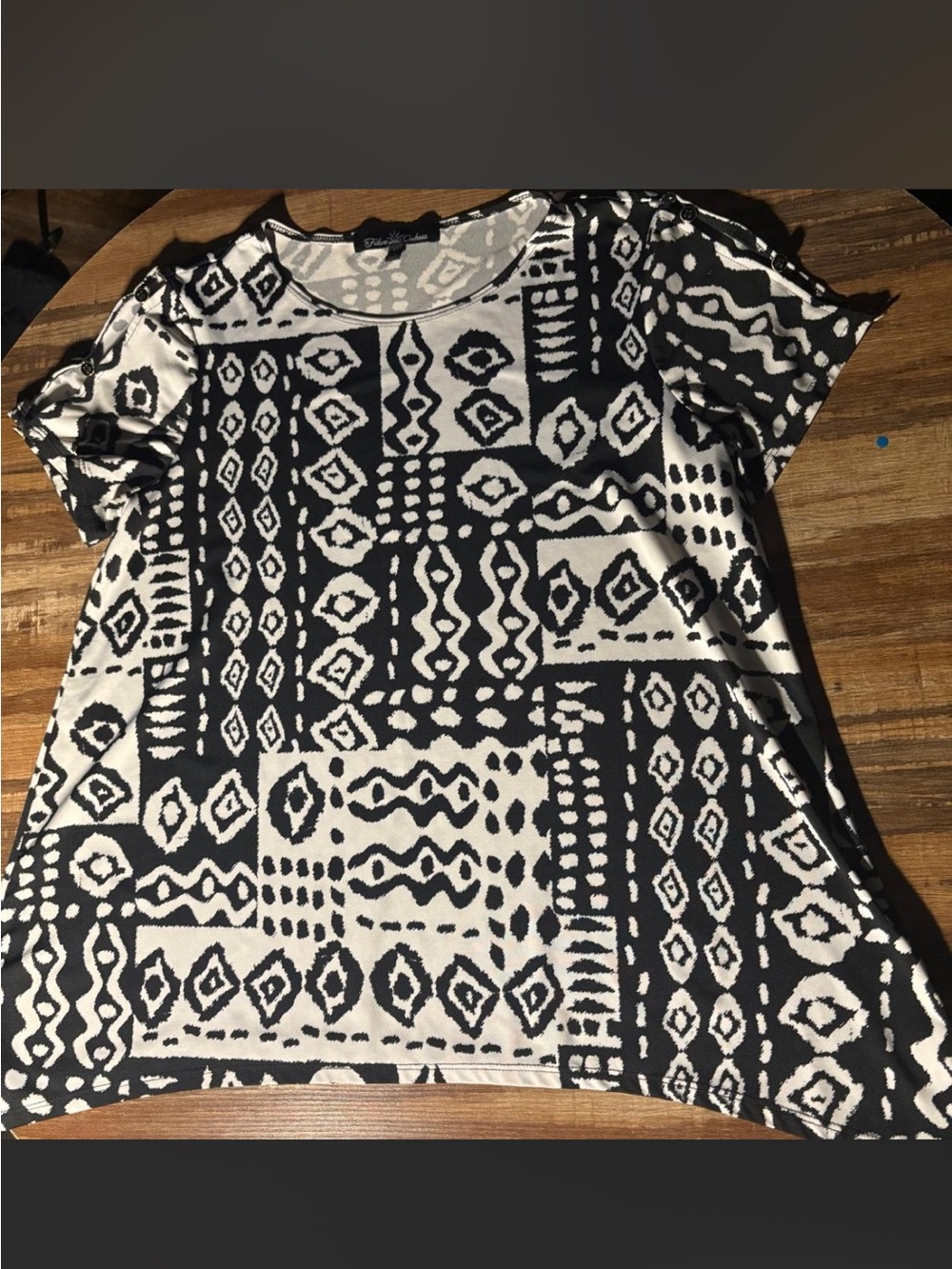 Women's Black & White Geometric Short Sleeve Top